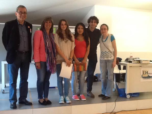 Nùria Marín, alcaldessa, i Jaume Graells, regidor de cultura de L'H, lliuren els premis als estudiants